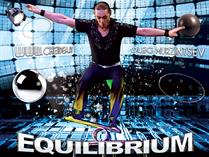Performance circense di equilibrio su rola bola, un'avvincente ed entusiasmante sfida contro la forza di gravita e l'equilibrio