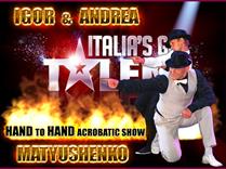 Le incredibili evoluzioni di padre e figlio in una straordinaria performance acrobatica "mano a mano"